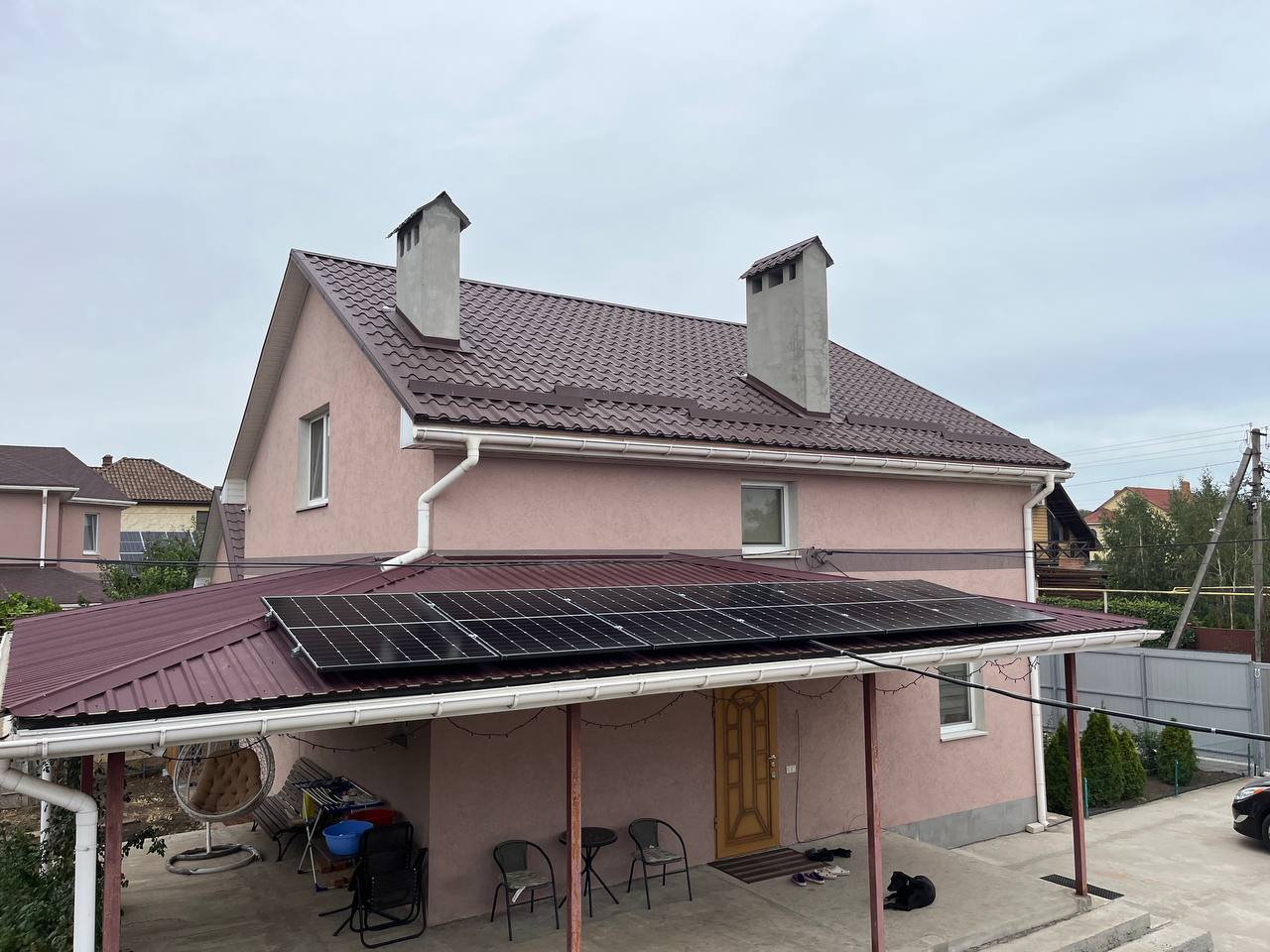 Сонячні панелі гібридної сонячної станції 12 кВт (два інвертори по 6 кВт) + 15 кВт·год АКБ на даху будинку