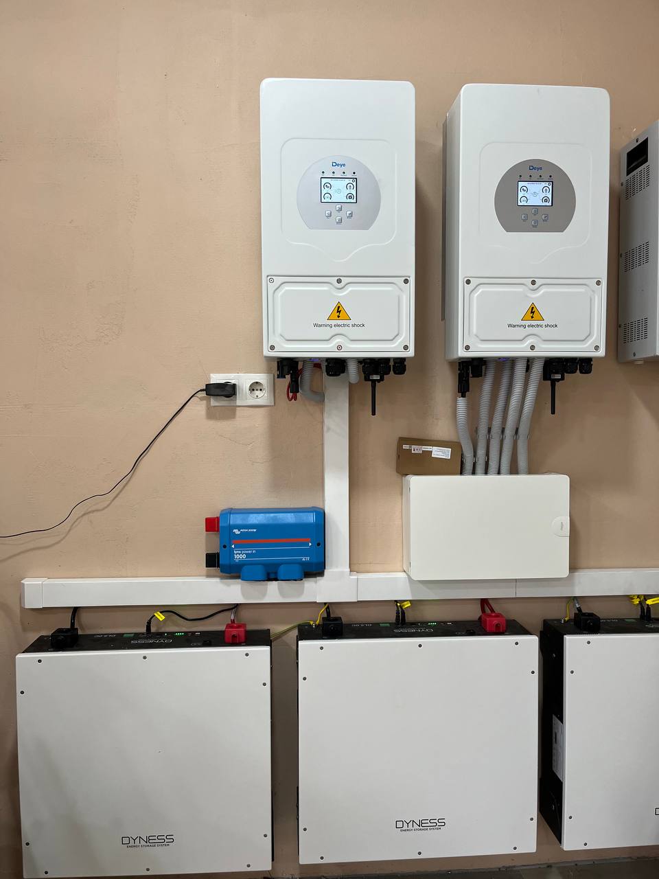 Гібридна сонячна станція 12 кВт (два інвертори по 6 кВт) + 15 кВт·год АКБ для дому в селі Великодолинське, Одеська область