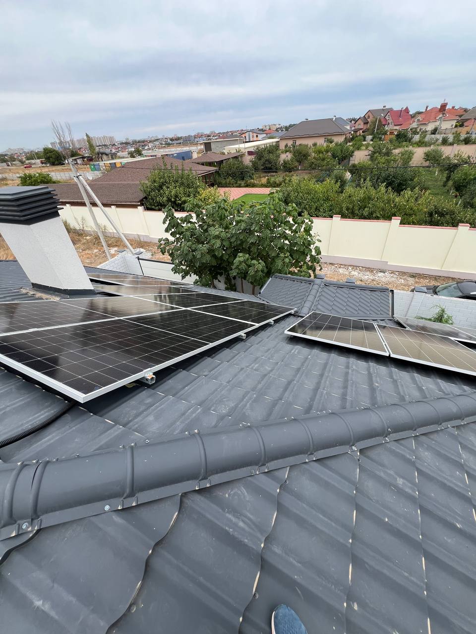 Монтаж солнечных панелей для системы 15 кВт + 20 кВт·ч АКБ