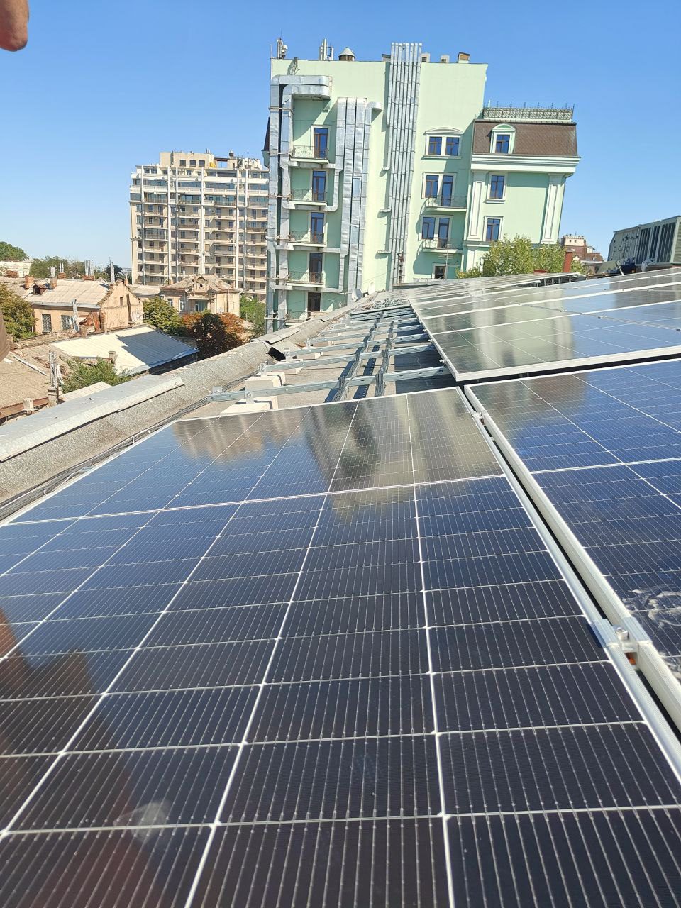 Сонячні панелі мережевої сонячної станції 115 кВт на комерційній будівлі в Одесі