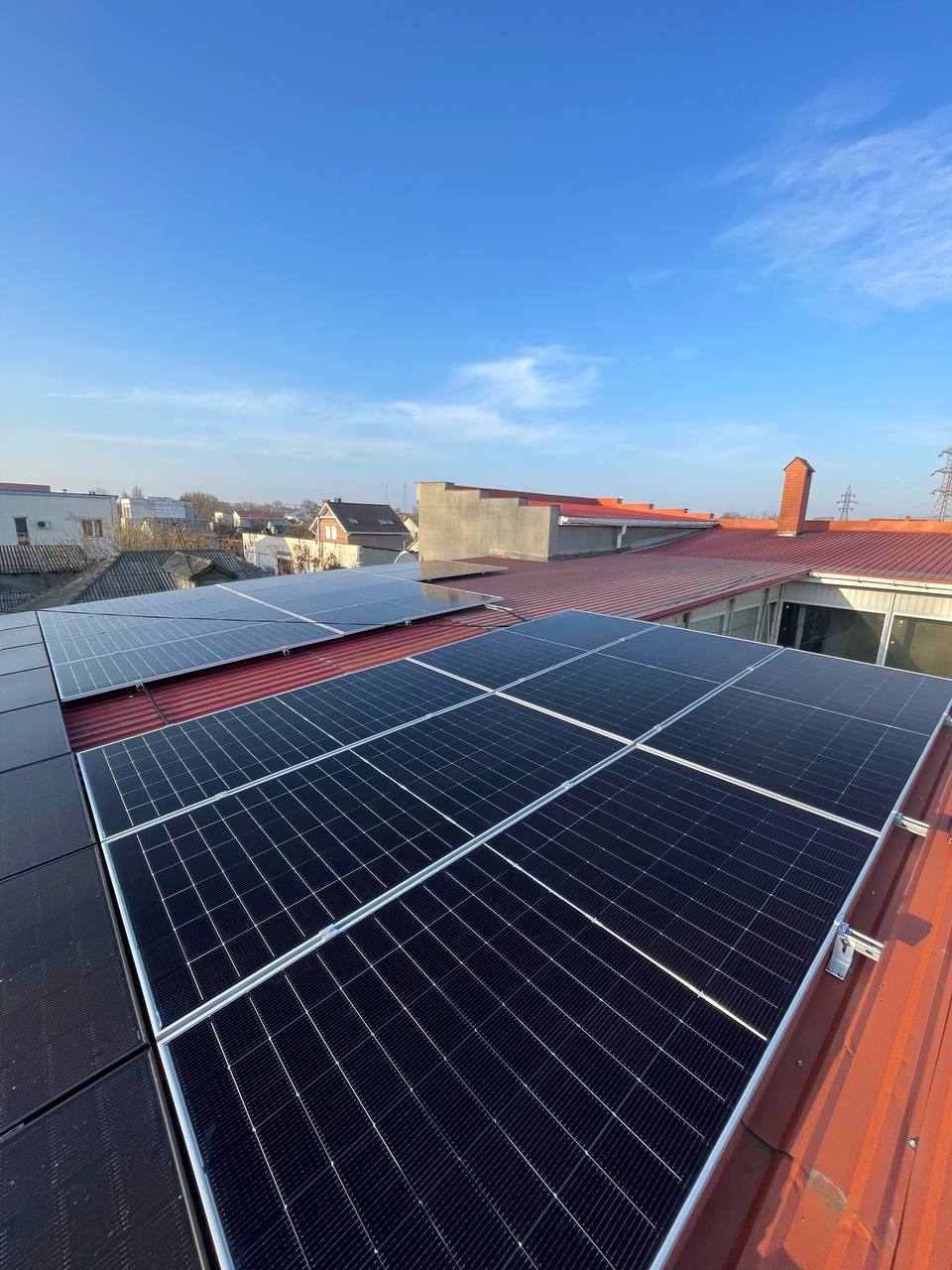 Процес монтажу 16 сонячних панелей для гібридної станції в Одесі