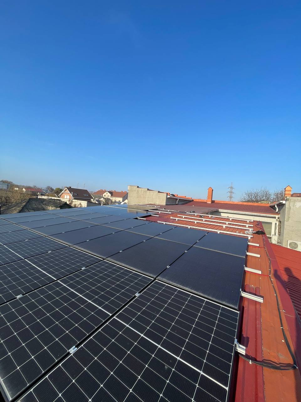 Сонячні панелі, встановлені для гібридної сонячної станції в Одесі