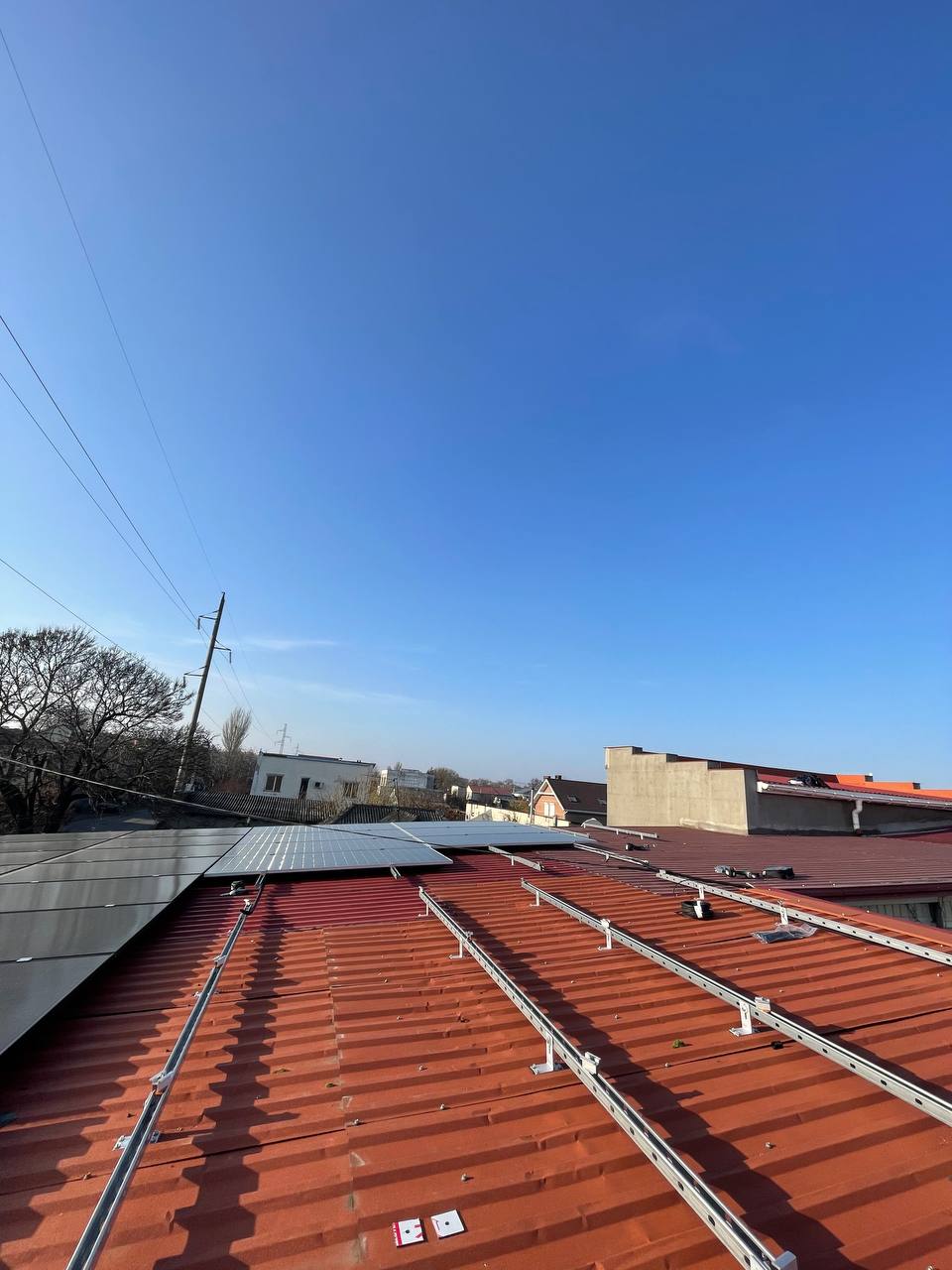 Монтаж 16 солнечных панелей для гибридной станции на ул. Кордонная, Одесса, 2025 г.