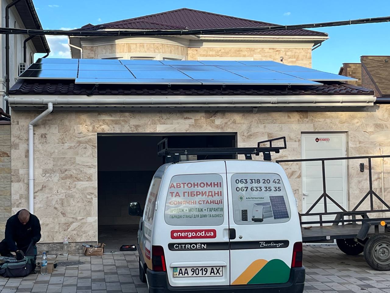 Солнечные панели гибридной солнечной станции 20 кВт + 20 кВт·ч АКБ на крыше дома