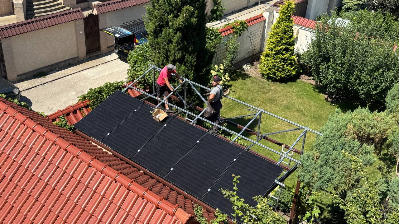 Встановлення 10 сонячних панелей LONGi Solar 450 Вт на готовий навіс замовника