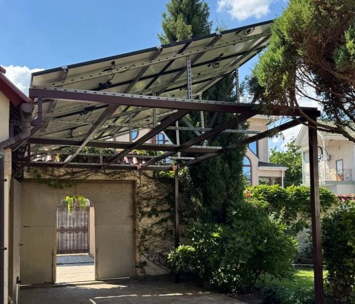 Сонячна станція з 10 панелями LONGi Solar 450 Вт, змонтованими на навісі приватного будинку в Одесі