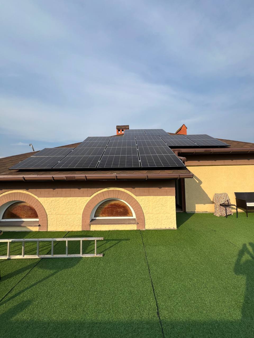 Гібридна сонячна станція 30 кВт з панелями Tongwei Solar та Astronergy і 6 АКБ Dyness Stack 100