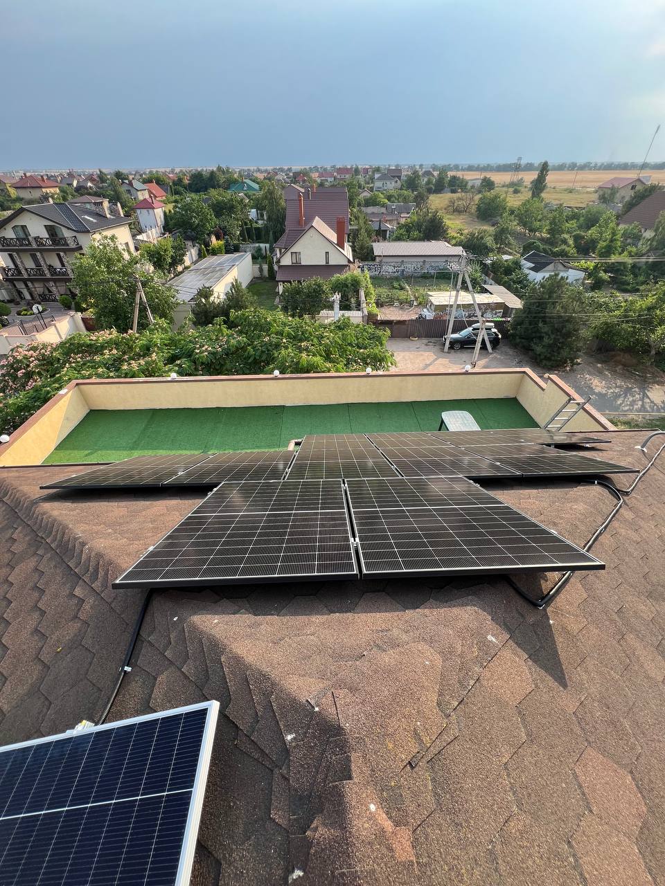 Сонячна станція 30 кВт з 20 панелями Tongwei Solar 575 Вт, 11 панелями Astronergy 460 Вт та 6 АКБ Dyness